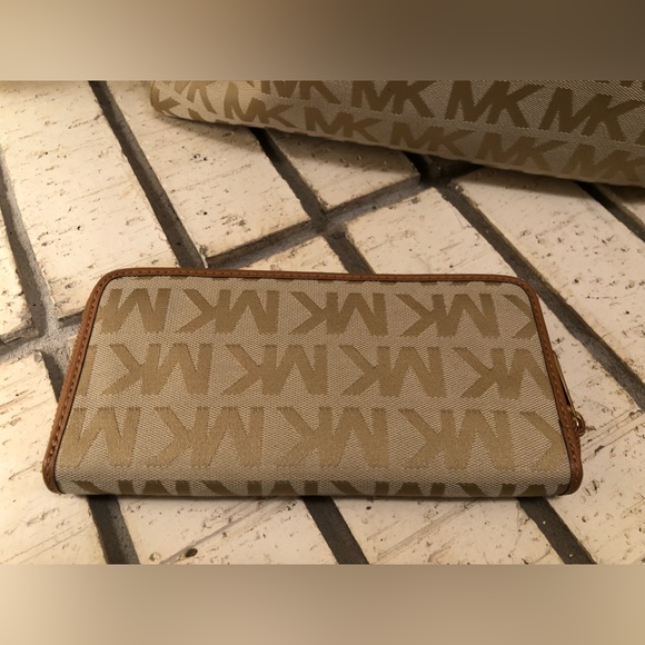 2 - Piece - Micheal Kors - Signature Jacquard North South Tote and Wallet - Picture 11 of 16